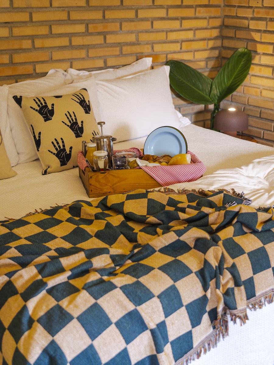 Café da manhã servido na cama do Chalé do Jacarandá, na bandeja de madeira