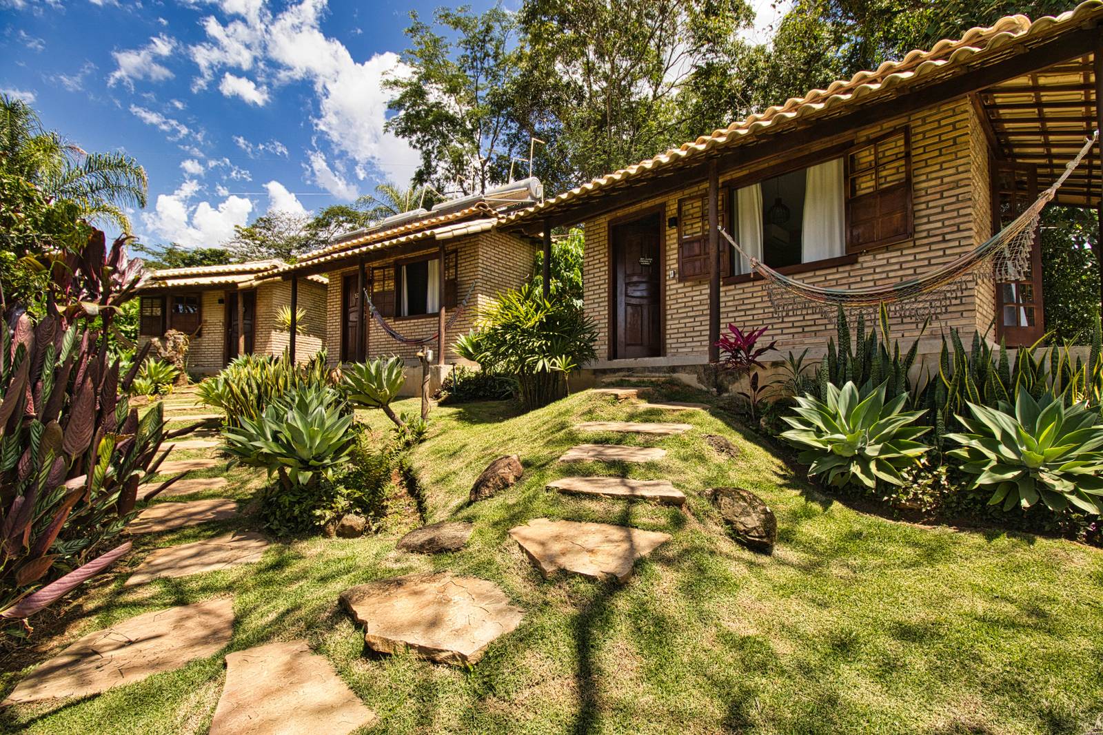 Os Chalés do Jacarandá vistos de fora, com as varandas e o jardim