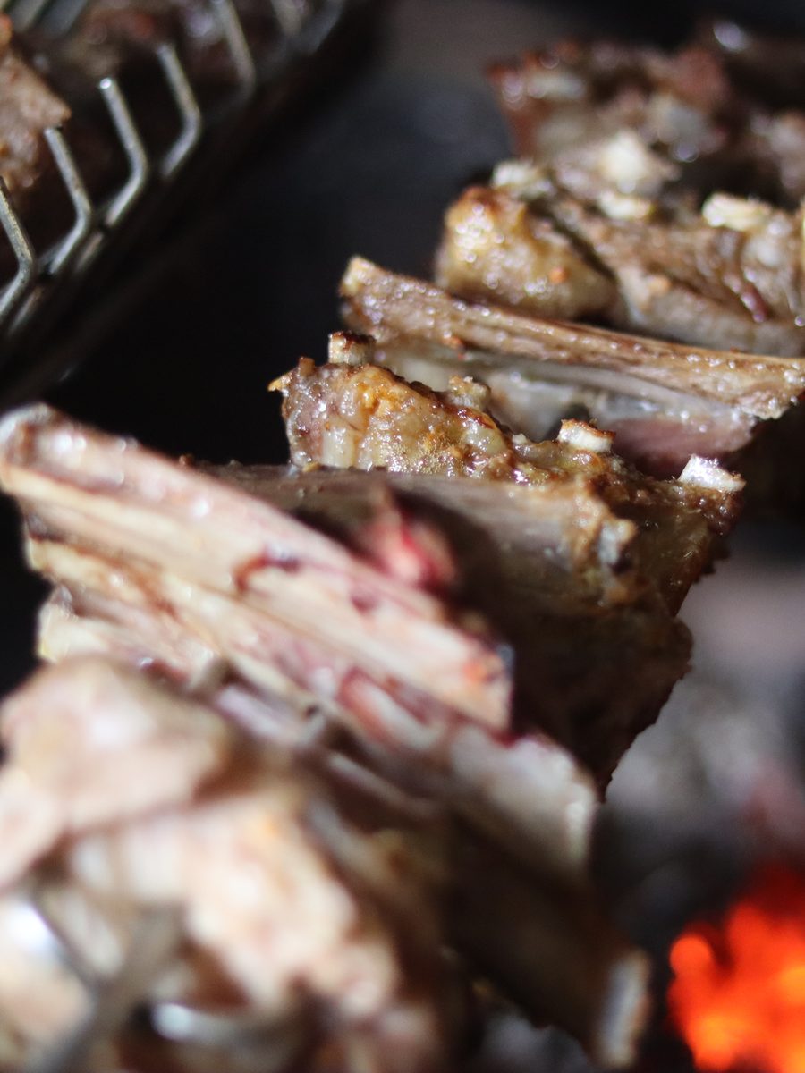 As costelas na grelha, sobre a brasa