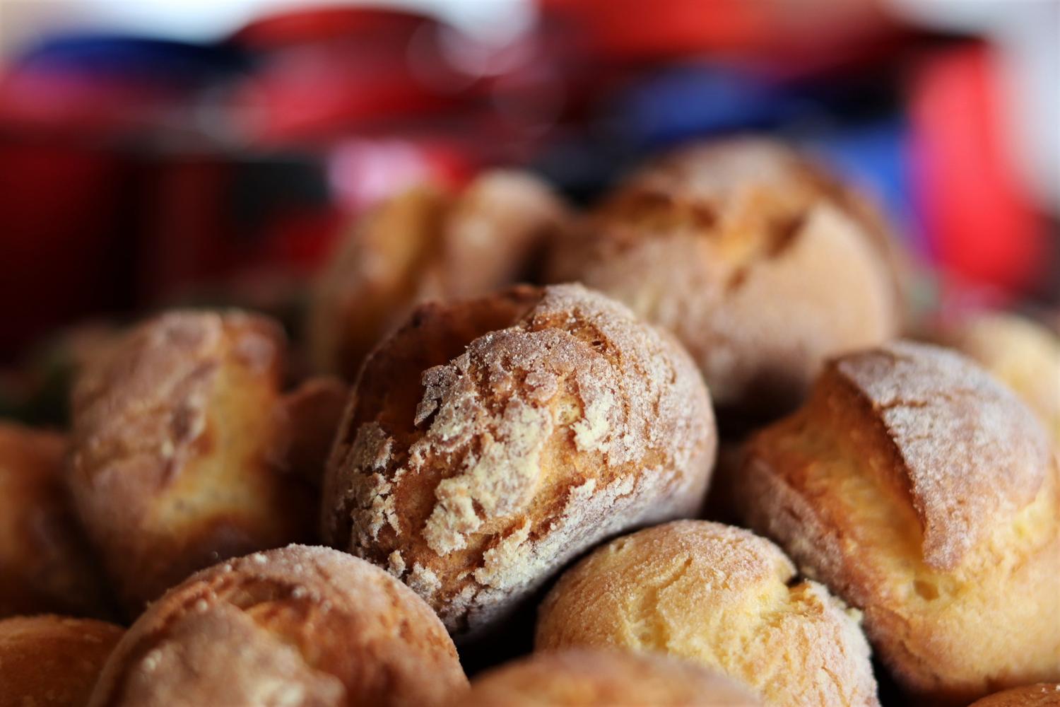 Pães dourados recém-saídos do forno, ainda encostados uns nos outros